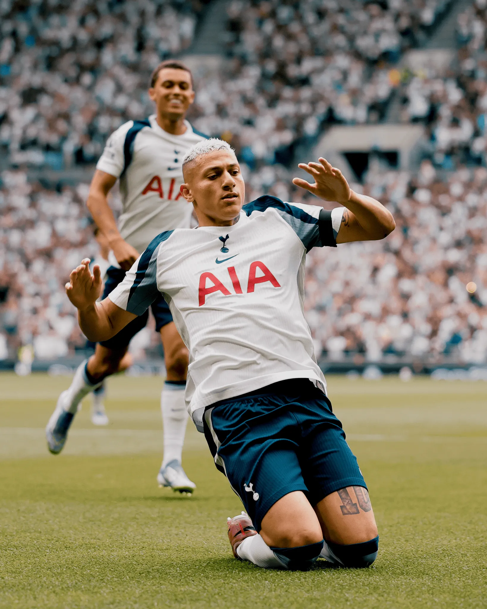 包含伯恩利客场被热刺绝杀，遭遇连败的词条