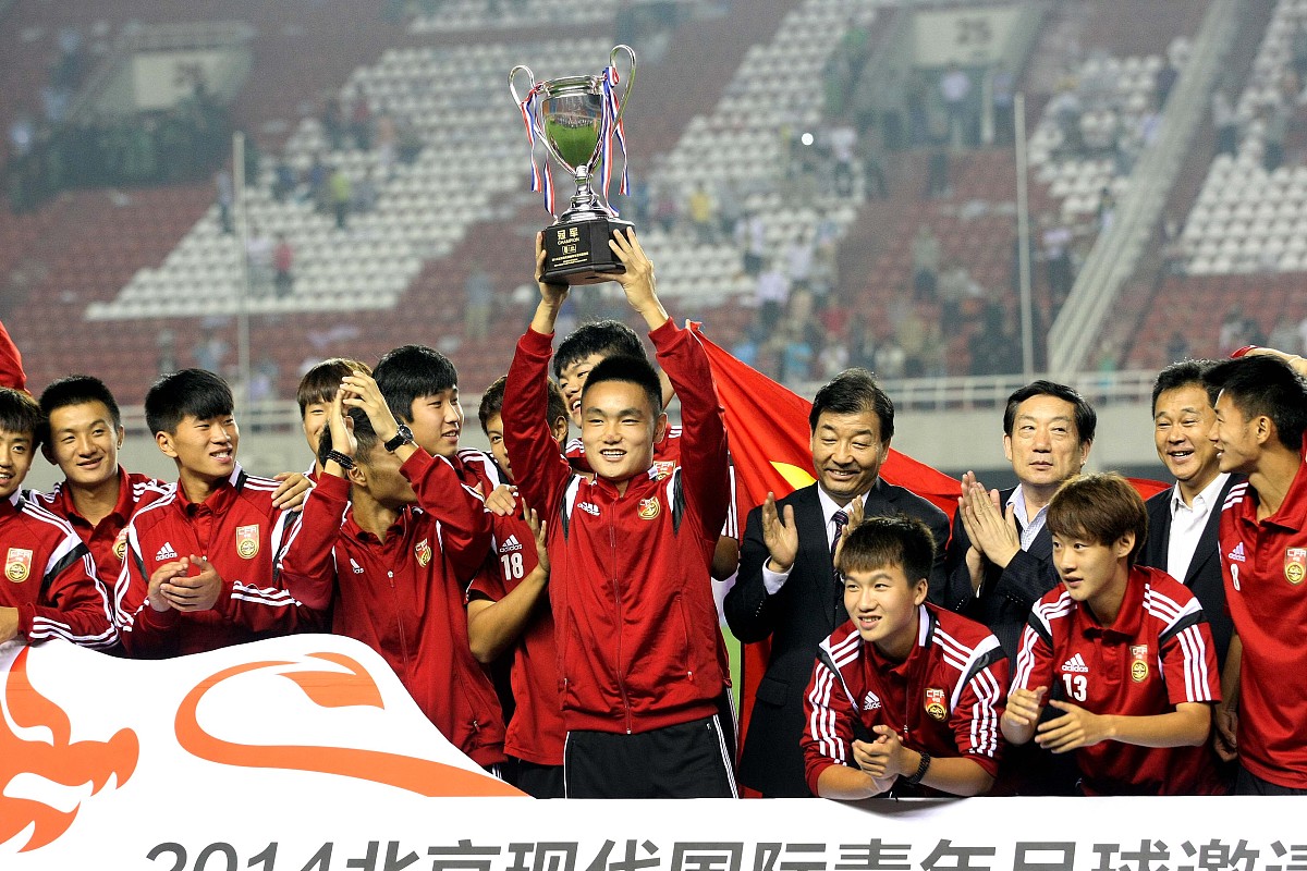 中超赛场上球队为夺取冠军展现出顽强的斗志 中超赛场上球队为夺取冠军展现出顽强的斗志