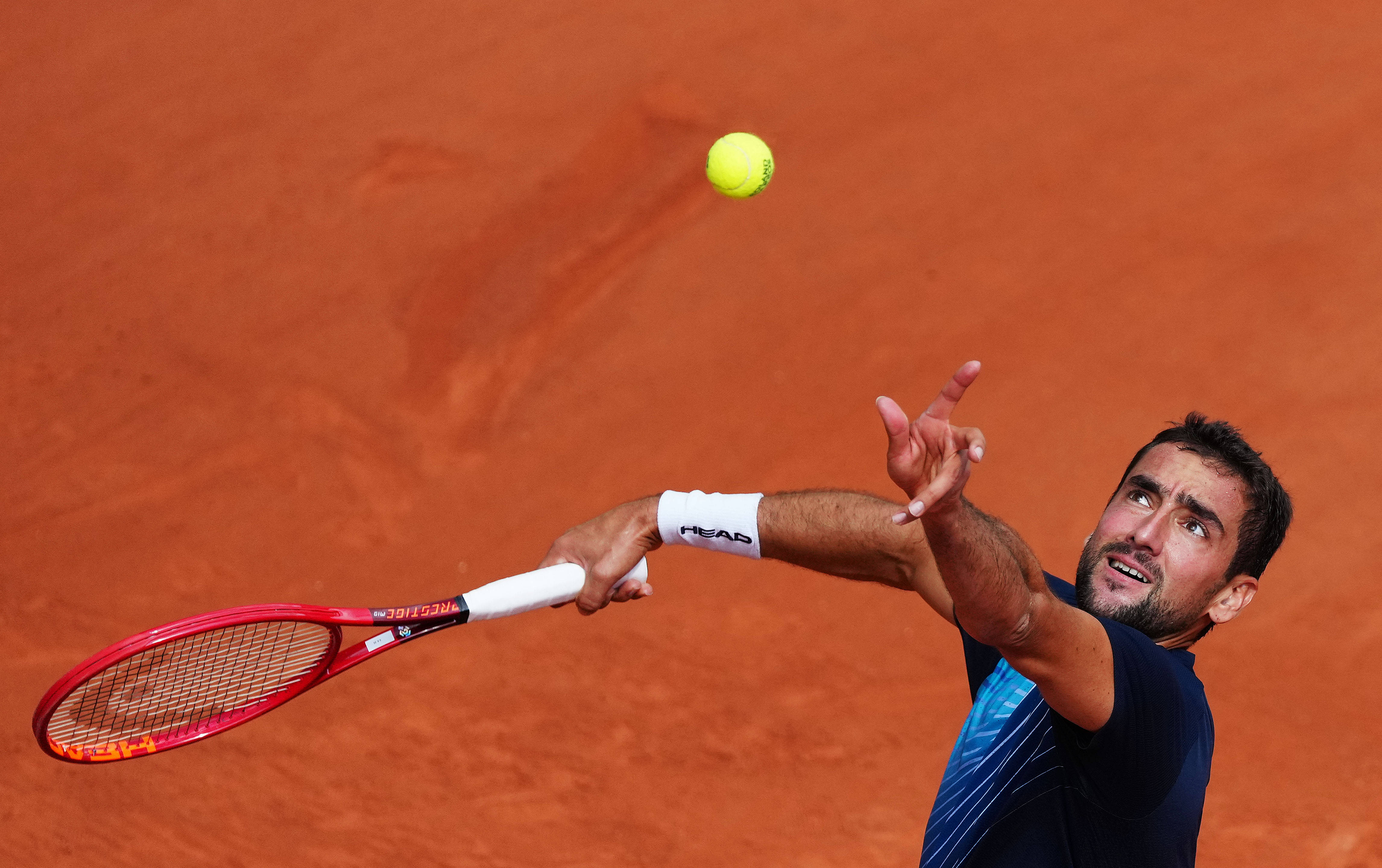 关于美国网球队鏖战欧洲网球队，费德勒统治全场的信息