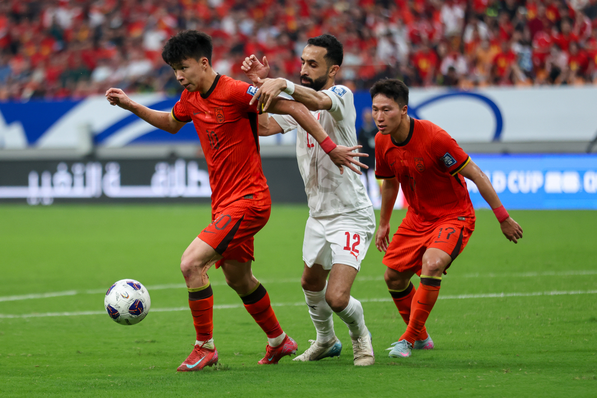 激烈角逐!亚洲杯赛中球队彰显实力 激烈角逐!亚洲杯赛中球队彰显实力
