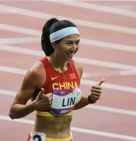 关于阿尔及利亚选手哈桑·伊布拉欣在举重比赛中获得亚军的信息