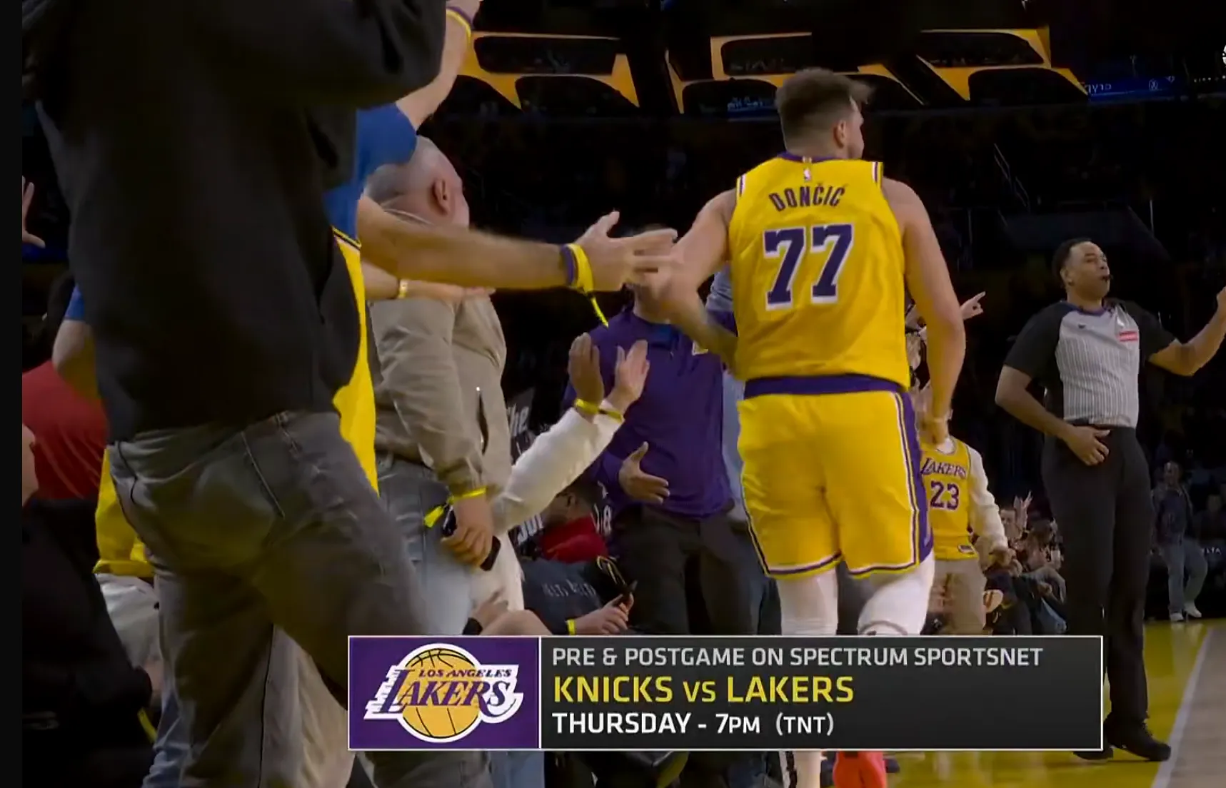 包含公牛鏖战篮网B队，贝弗利送出助攻的词条