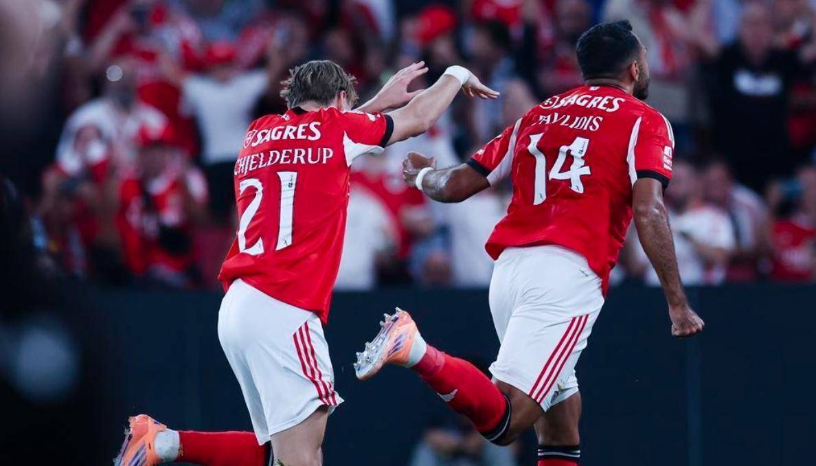 包含阿贾克斯逆袭战胜劲敌，成功闯入下一轮比赛的词条