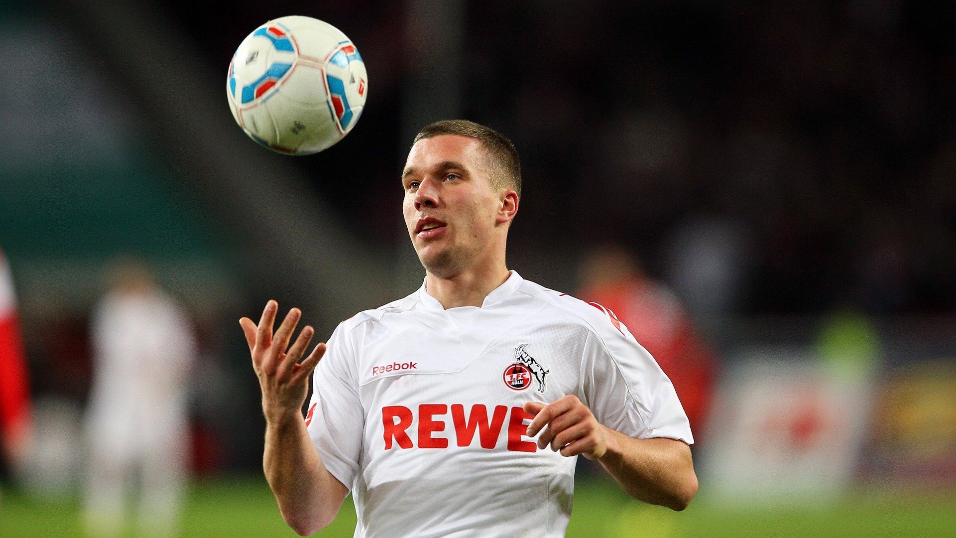 黄潜鏖战东方,迪巴拉欧冠封神,一场跨越时空的足球叙事